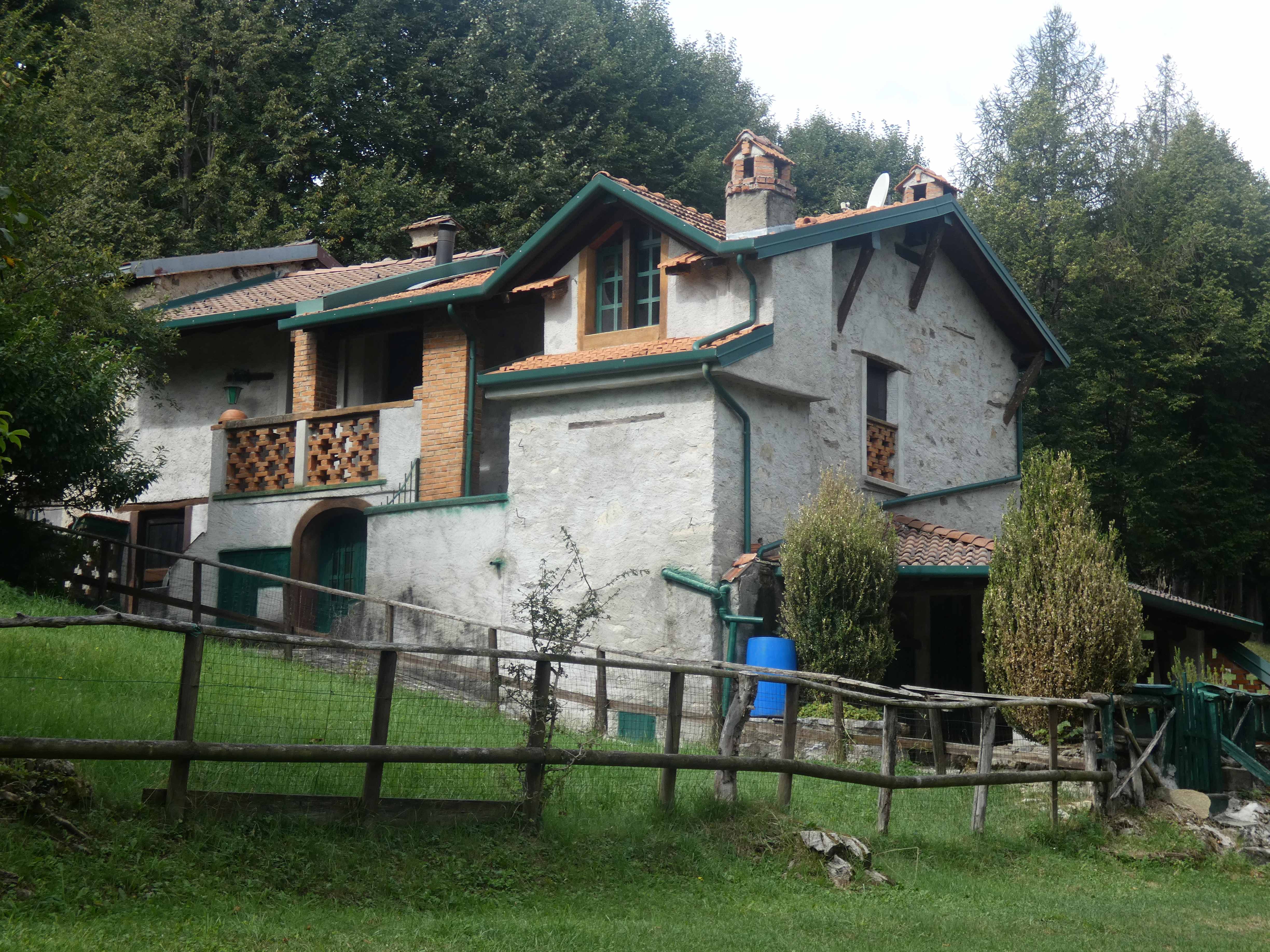 Esino Lario (LC):  Casa indipendente in zona di verde con terreno